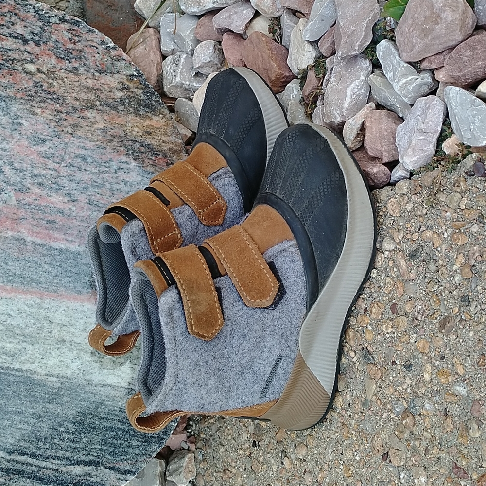 Sorel waterproof gray winter snow boots kids sz 11